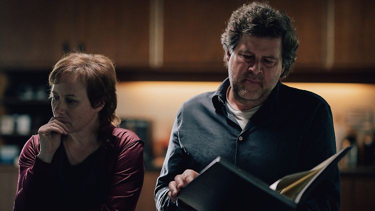 Im Fall "Ad acta" wälzen Franziska Tobler (Eva Löbau) und Friedemann Berg (Hans-Jochen Wagner) natürlich die Akten.