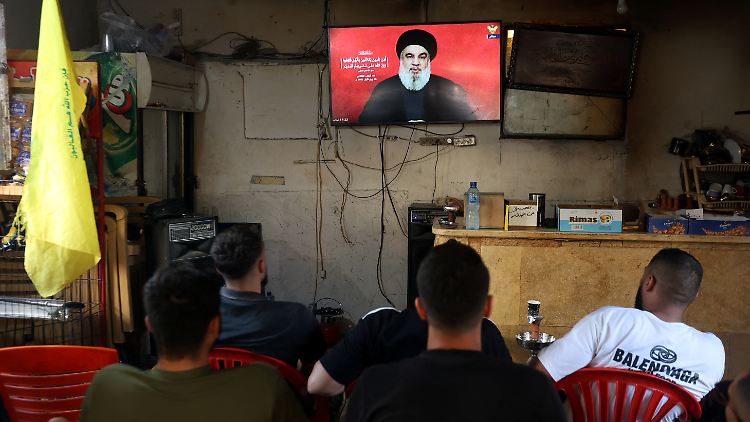 Im Libanon verfolgten die Menschen die Rede vor Nasrallah vor den Fernsehgeräten. 