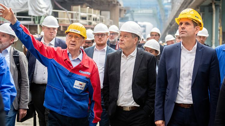 Robert Habeck (2.v.r.) zu Besuch bei der Meyer Werft in Papenburg.