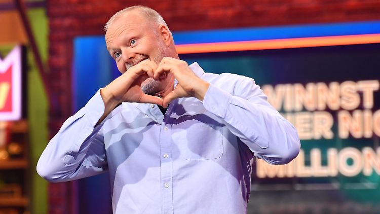 Die neue Geste für den "doppelten Stinkefinker": Schöne Grüße von Stefan Raab (RTL)