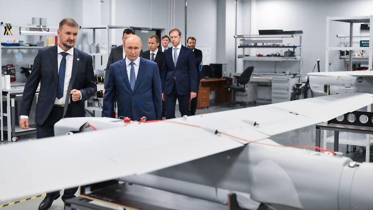 Putin bei der Besichtigung eines Drohnenwerks in St. Petersburg. 