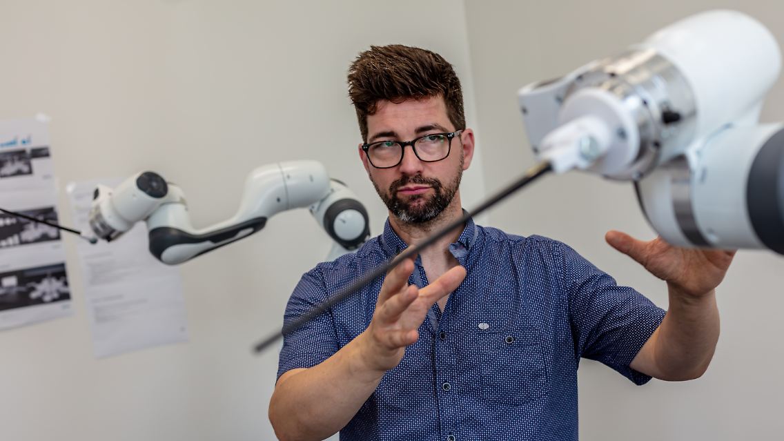 Auch ein Werk von Andreas Gundlach (Mensch in der Mitte) soll der Roboter dirigieren.