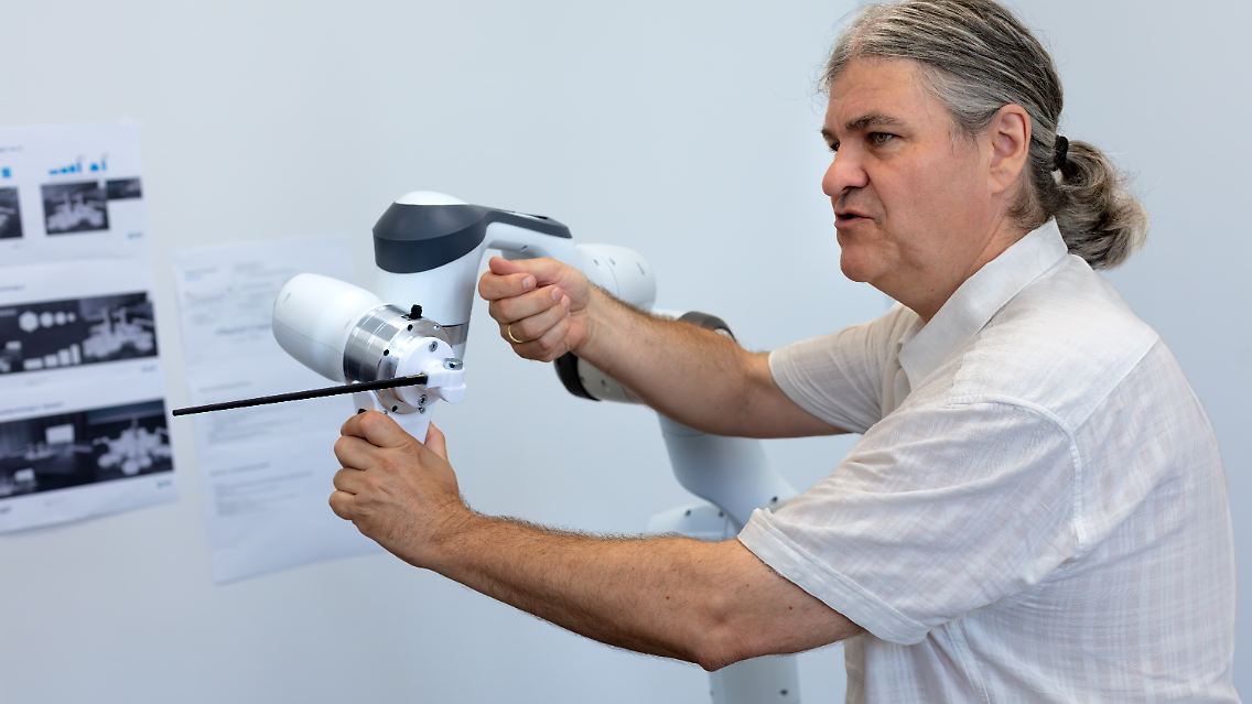 Der Taktstock am Roboterarm - Indendant Markus Rindt schaut, ob er sitzt.