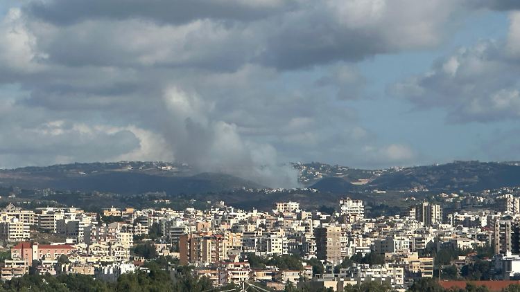 Nach einem israelischen Luftschlag in der südlibanesischen Stadt Tyre steigt Rauch auf. 