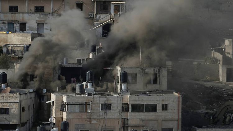 Häuser stehen in Flammen, als die israelische Armee einen Einsatz in Qatabiya im nördlichen Westjordanland durchführt. 