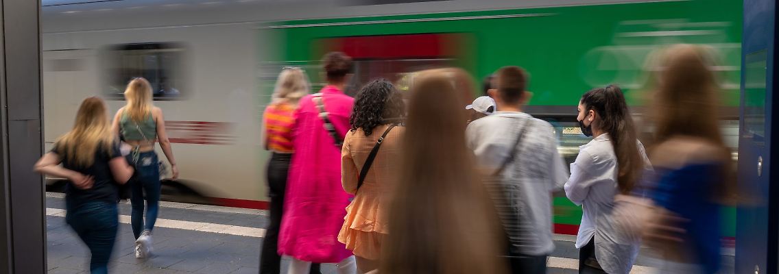 Rund 1,3 Milliarden Fahrgäste nutzten allein den öffentlichen Nahverkehr mit Bahnen. (Archivbild)