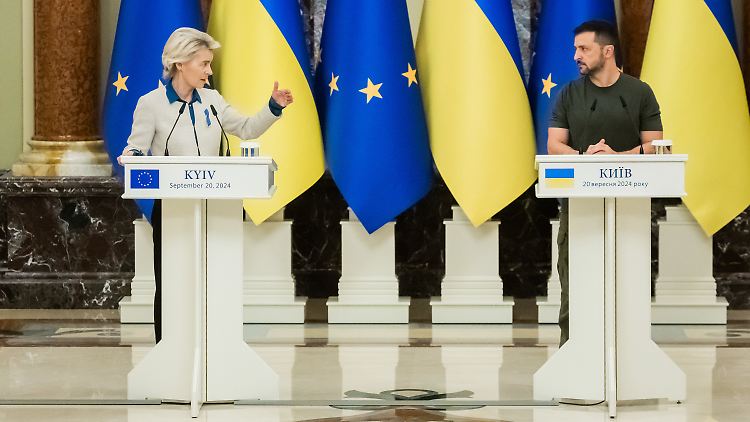 EU-Kommissionspräsidentin von der Leyen und der ukrainische Präsident Selenskyj bei einer gemeinsamen Pressekonferenz in Kiew.