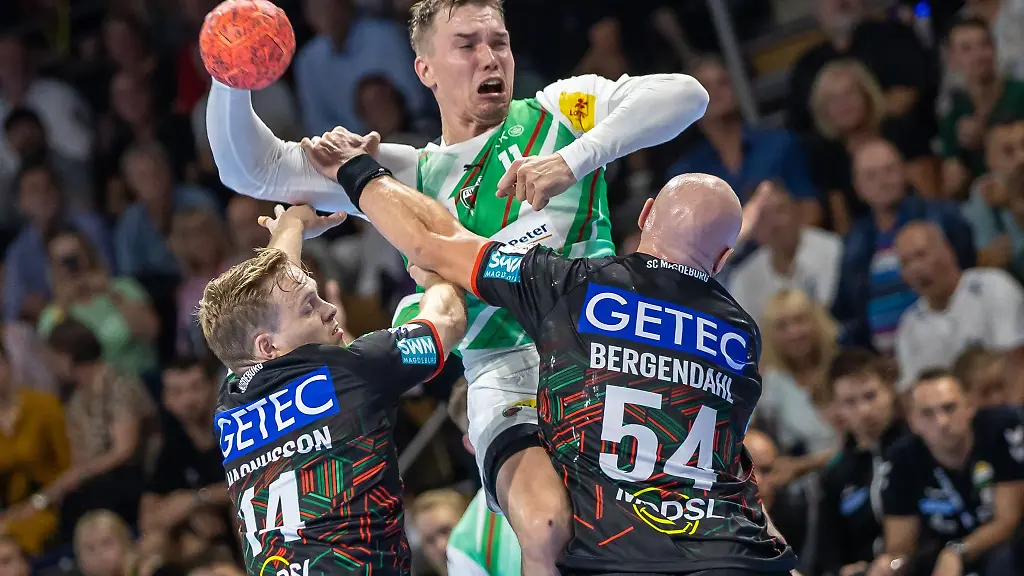 Berlins-Lasse-Andersson-M-wirft-den-Ball-auf-das-Tor