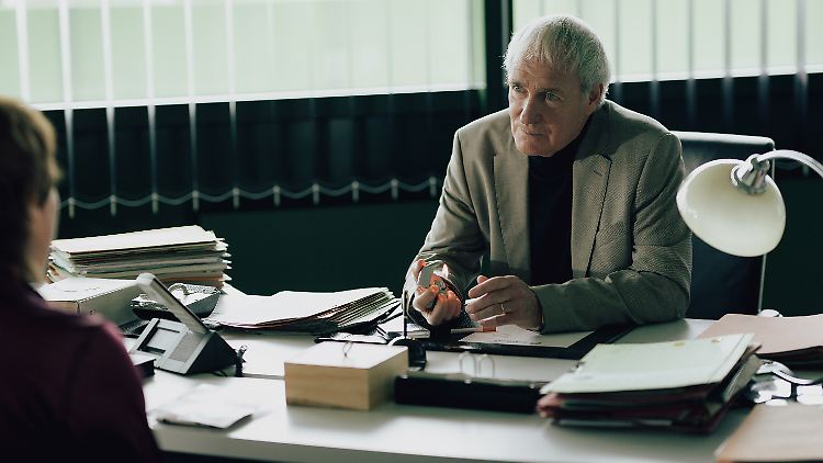 Im Schwarzwald-"Tatort" kämpfen sich die Ermittler durch die Aktenberge von Anwalt Rainer Benzinger (August Zirner).