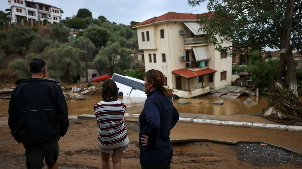2023-09-06T163451Z-1725161904-RC2433AUJGD8-RTRMADP-3-EUROPE-WEATHER-GREECE-STORM