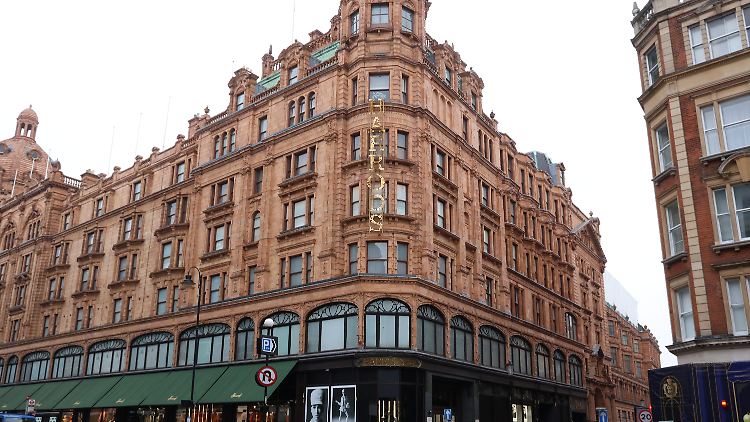 Der mittlerweile verstorbene Besitzer des Luxuskaufhauses Harrods, Al-Fayed, sei ein "Monster" gewesen, sagte der Anwalt Dean Armstrong. 