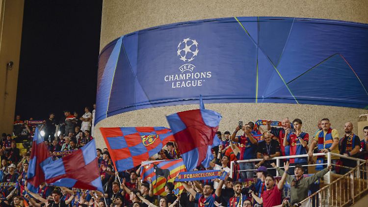 Gegen Monaco fielen Fans des FC Barcelona mit einem Nazi-Banner auf.