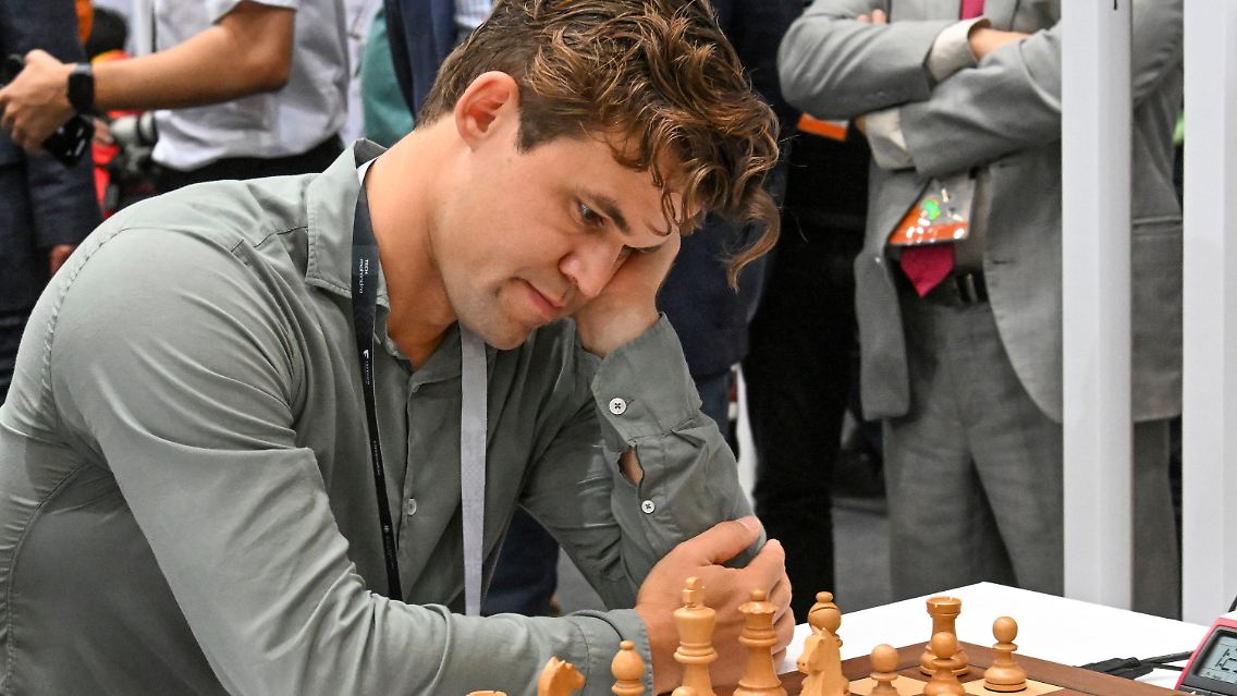 Magnus Carlsen wurde bei einer Preisverleihung als bester Spieler in der Geschichte des Sports ausgezeichnet.