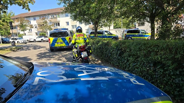 Die Einsatzkräfte sind seit dem Notruf am Vormittag vor Ort. Mehrere Straßen wurden abgesperrt, die Bevölkerung sei jedoch nicht gefährdet.