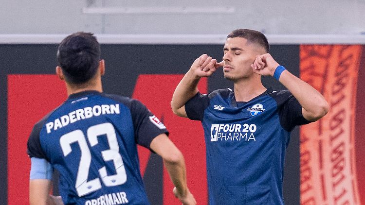 Kostons (r.) traf zum 1:0 für Paderborn, dann fälschte er unglückliich ab.
