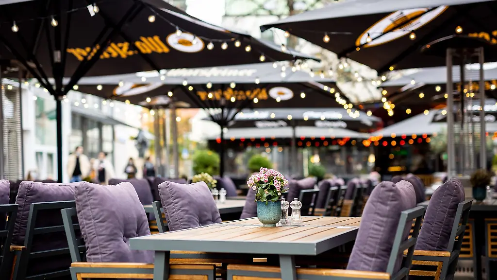 Der-Aussenbereich-eines-Restaurants