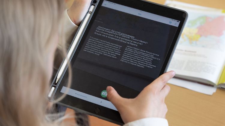 Vor allem die SPD hatte vor der Landtagswahl 2022 mit der Einführung kostenloser Schul-Tablets geworben. (Archivbild)