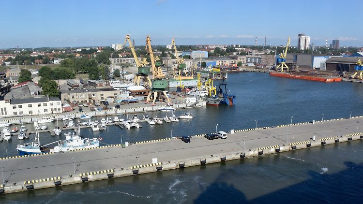 Das Schiff steuert den Hafen im litauischen Klaipeda an, doch Litauen hat die Einfahrt verboten.