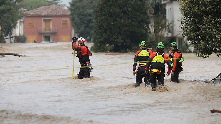 In Bagnacavallo in Emilia-Romana vesuchen Rettungskräfte durch die Fluten zu waten. 