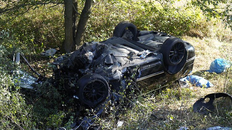 Der Wagen prallte zunächst gegen einen Baum und landete dann auf dem Dach.