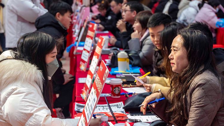 Junge Chinesen informieren sich auf einer Messe in Taizhou über Jobangebote. 