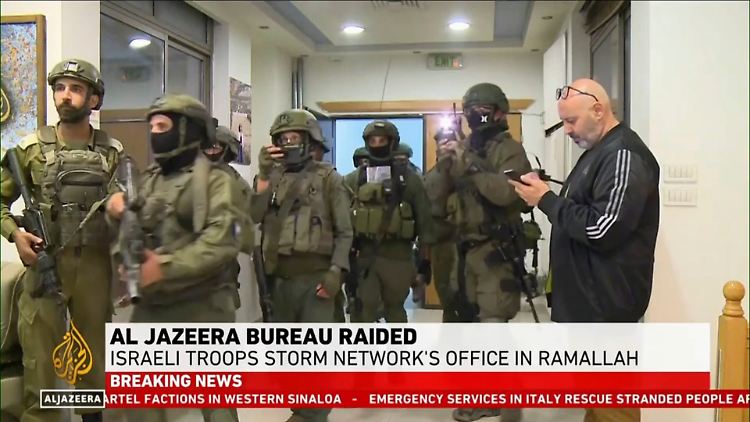 Dieses Bild aus einem von Al-Dschasira zur Verfügung gestellten Video zeigt die israelische Truppen im Büro des Senders in Ramallah.