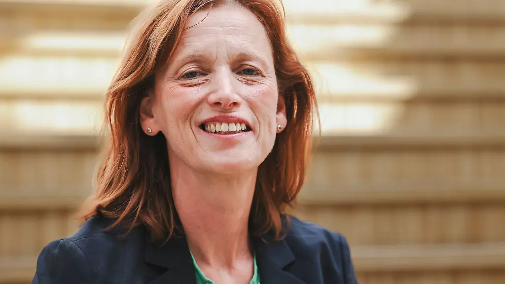 Karin-Prien-sitzt-auf-einer-Treppe-in-Kiel