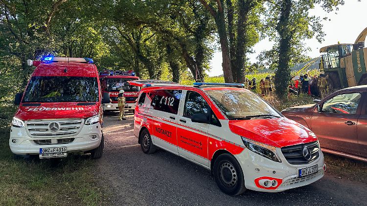 Zwei Ortsfeuerwehren waren mit acht Einsatzfahrzeugen und rund 35 Rettern vor Ort.