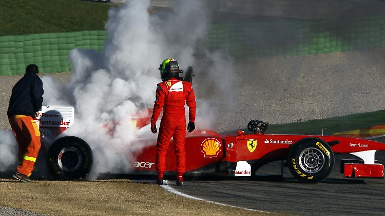Symbolbild: Der spanischen Formel-1-Pilot Fernando Alonso vor seinem kaputten Ferrari.