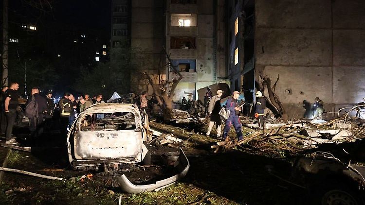 Eine russische Gleitbombe ist vor dem Eingang eines Hochhauses eingeschlagen.