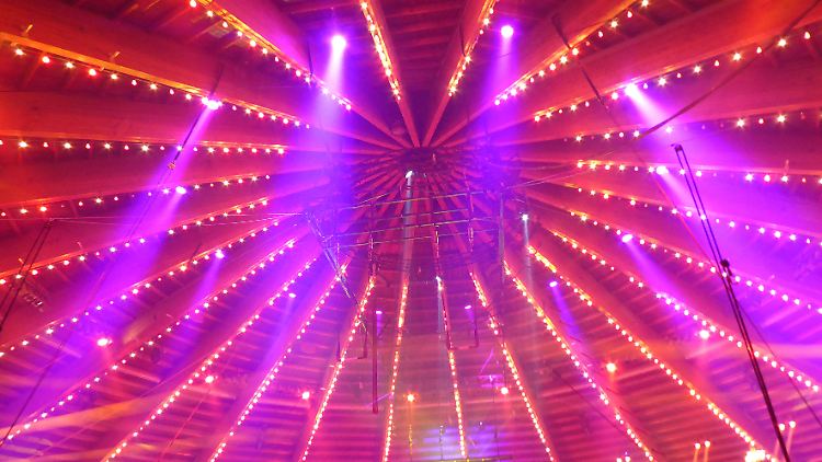 Das Akrobaten-Duo befand sich zum Zeitpunkt des Unglücks an Strapaten-Bändern, die an der Decke des Zirkus befestigt sind. (Archivbild)