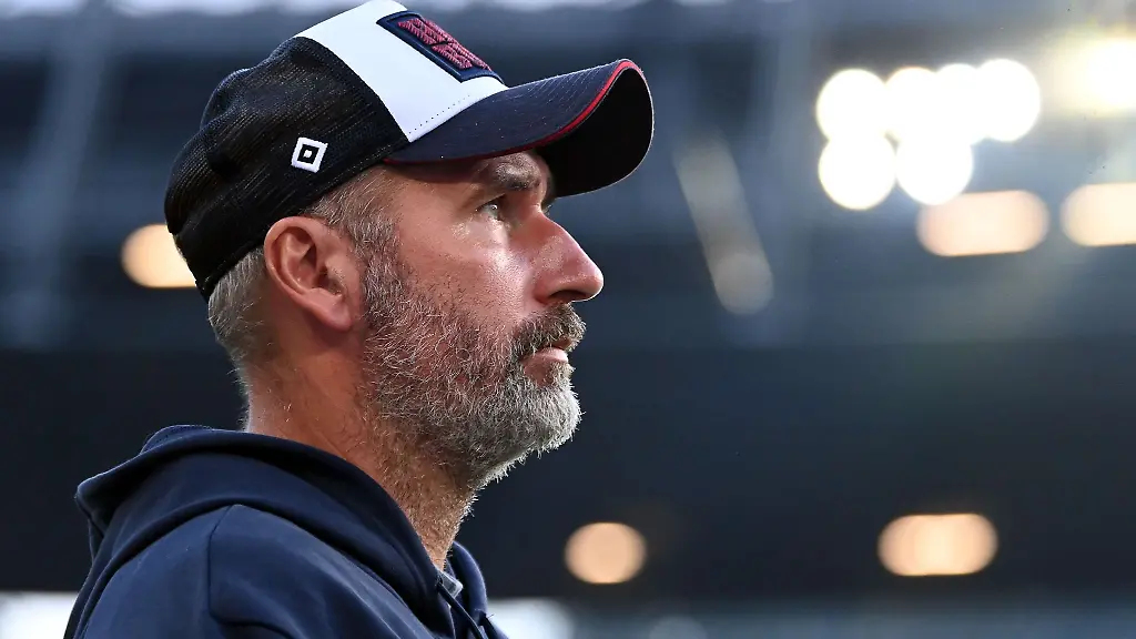 Tim-Walter-steht-vor-einem-Spiel-im-Stadion