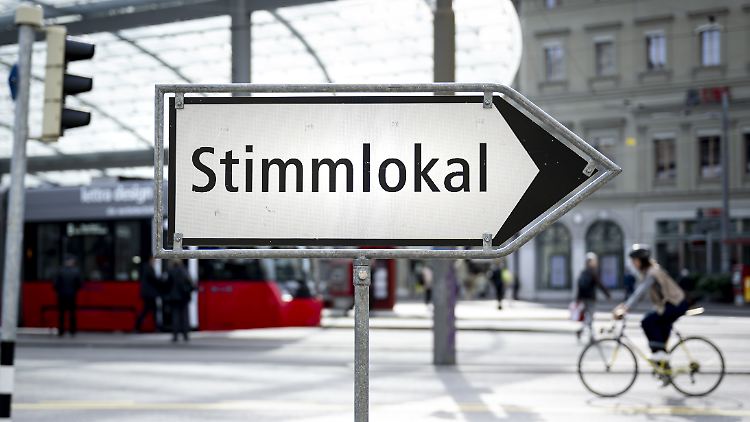 Ein Hinweisschild auf ein Stimmlokal in der Hauptstadt Bern. 