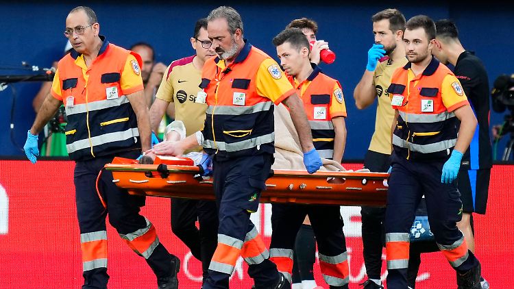 Ter Stegen wurde direkt vom Platz ins Krankenhaus transportiert.