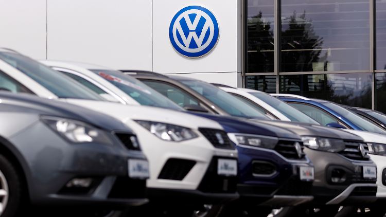Dieses Jahr sollen laut einer neuen Prognose voraussichtlich weniger Autos von VW verkauft werden als noch im Jahr 2023.
