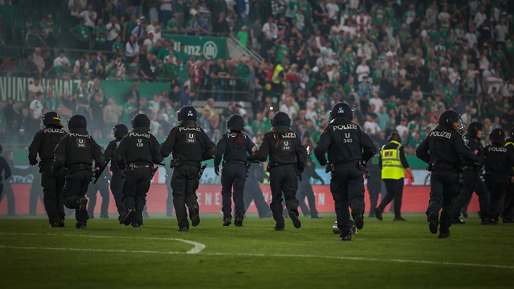 Die Polizei griff zu spät ein, um ein Aufeinandertreffen der Fans auf dem Rasen zu verhindern.