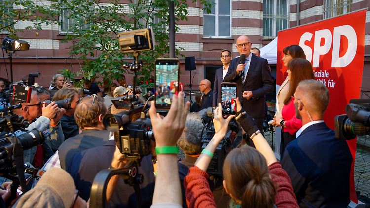 Dietmar Woidke hat gewonnen, aber seine bisherige Koalition verloren. 