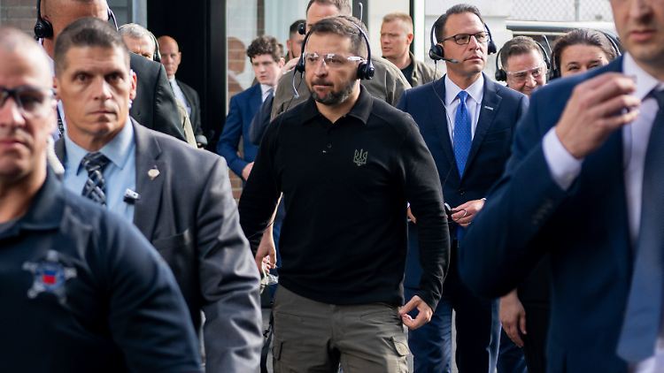 In Pennsylvania besuchte Selenskyj eine Fabrik, in der Artilleriemunition für die Ukraine hergestellt wird.