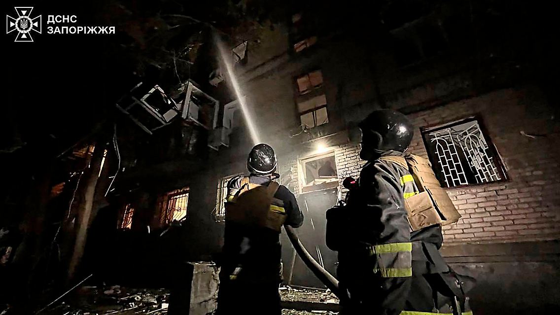 Fotos aus Saporischschja zeigen Wohnblocks mit abgerissenen Balkonen und zerstörten Fenstern.