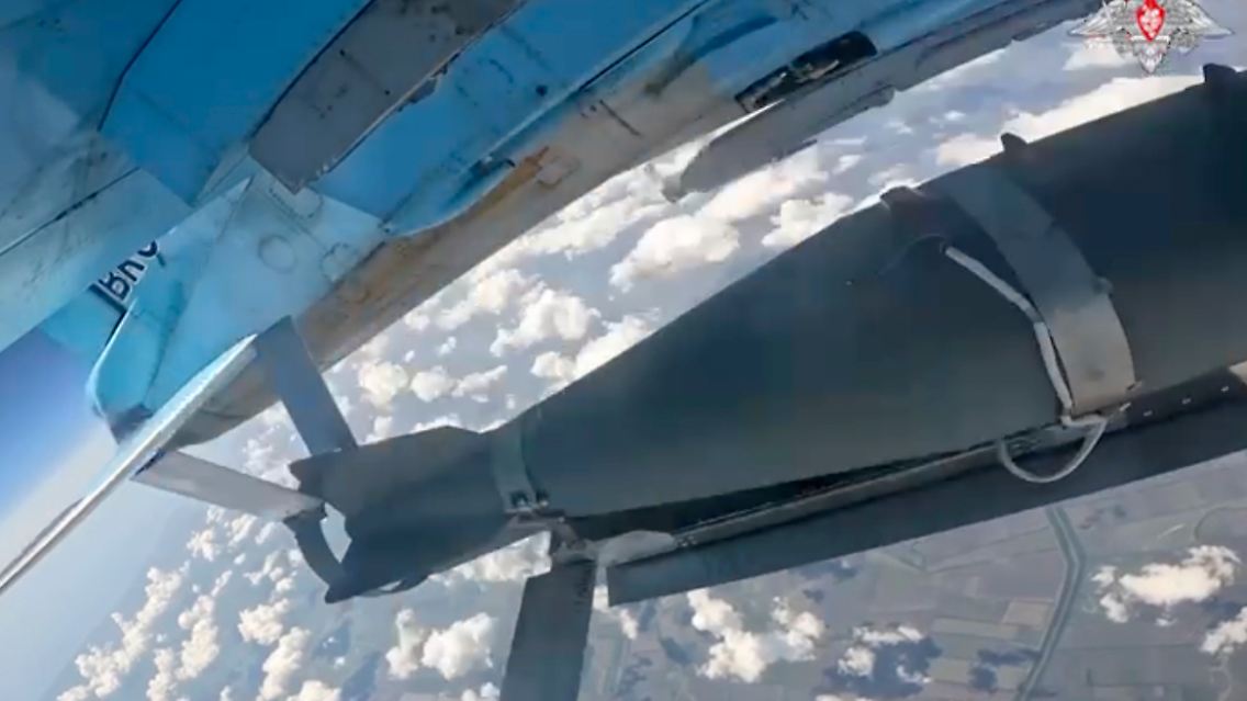 Dieses Foto aus einem undatierten Video des russischen Verteidigungsministeriums zeigt eine gleitgelenkte Bombe, die von einem russischen Jet an einem nicht genannten Ort abgeworfen wird.