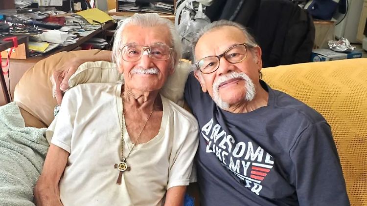 Luis Albino (r.) zusammen mit seinem Bruder Roger, der kurz nach dem Wiedertreffen starb.