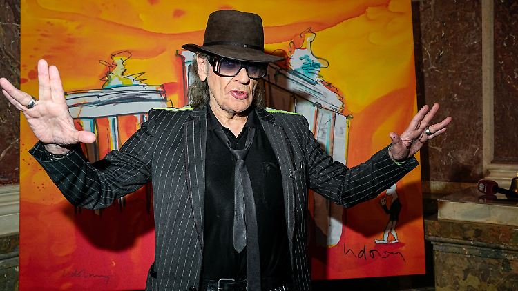 Udo Lindenberg vor einem seiner Werke.