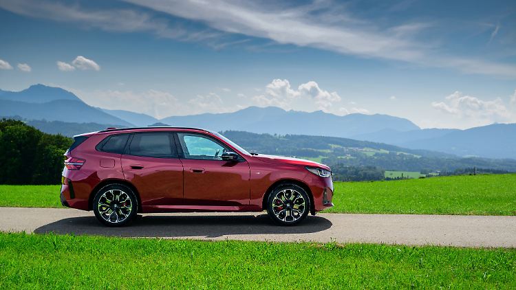 Eine glatte und solide Silhouette lässt den BMW X3 gediegen wirken. Außerdem wirkt der im Vergleich zum Vorgänger etwas gestreckte Bayer elegant.