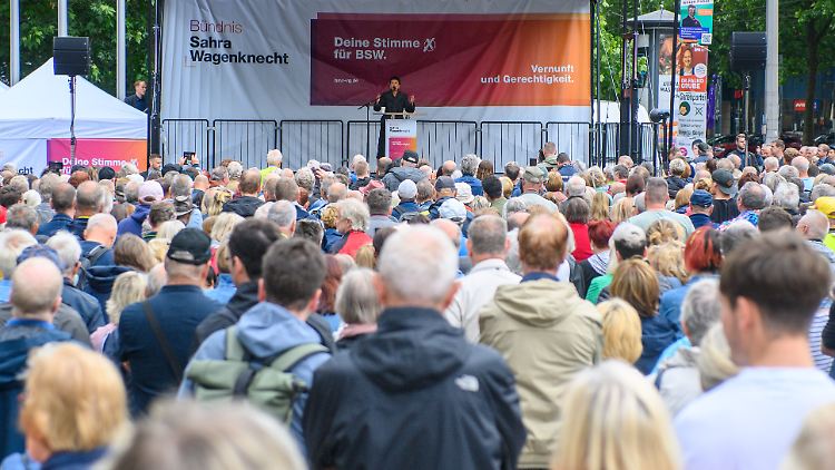 Publikumsmagnet im Osten: Zuhörer versammeln sich vor einer Wahlkampftribüne, um Sahra Wagenknecht zu lauschen.