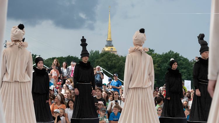 Menschen als Schachfiguren in St. Petersburg.