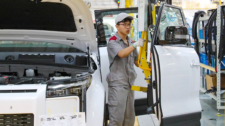 Arbeiter in einer chinesischen Autofabrik in Qingdao.