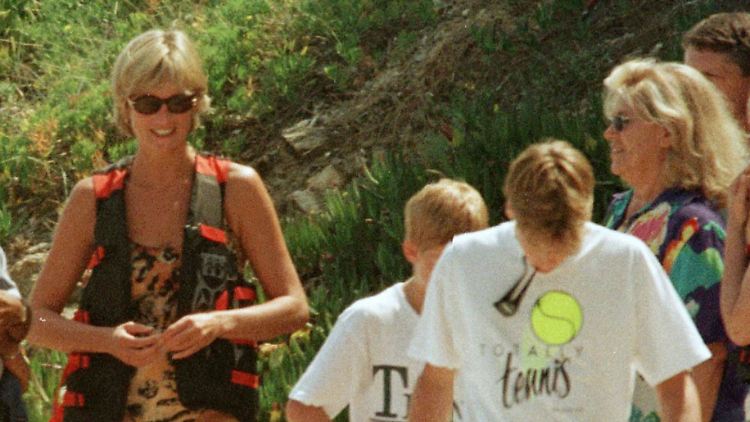 Lady Di und ihre Söhne William und Harry im Juli 1997 während eines Urlaubs in Saint Tropez mit Mohamed Al-Fayed und dessen Frau.