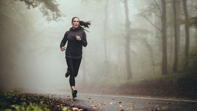 Bei Regenwetter laufen? Mit der richtigen Laufbekleidung ist das kein Problem.