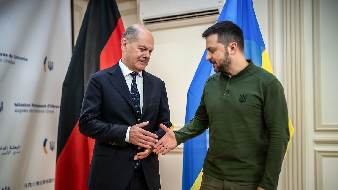 Scholz und Selenskyj begrüßen sich bei einem bilateralen Treffen vor Beginn der 79. Generaldebatte der UN-Vollversammlung.
