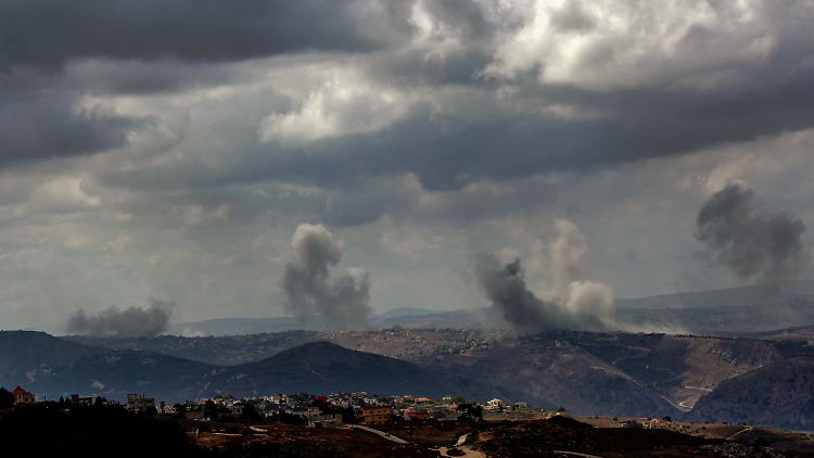 Rauch von schweren israelischen Luftangriffen steigt aus dem südlibanesischen Dorf Taibeh auf. Der Südlibanon wurde am Montag so heftig attackiert wie seit fast zwei Jahrzehnten nicht.